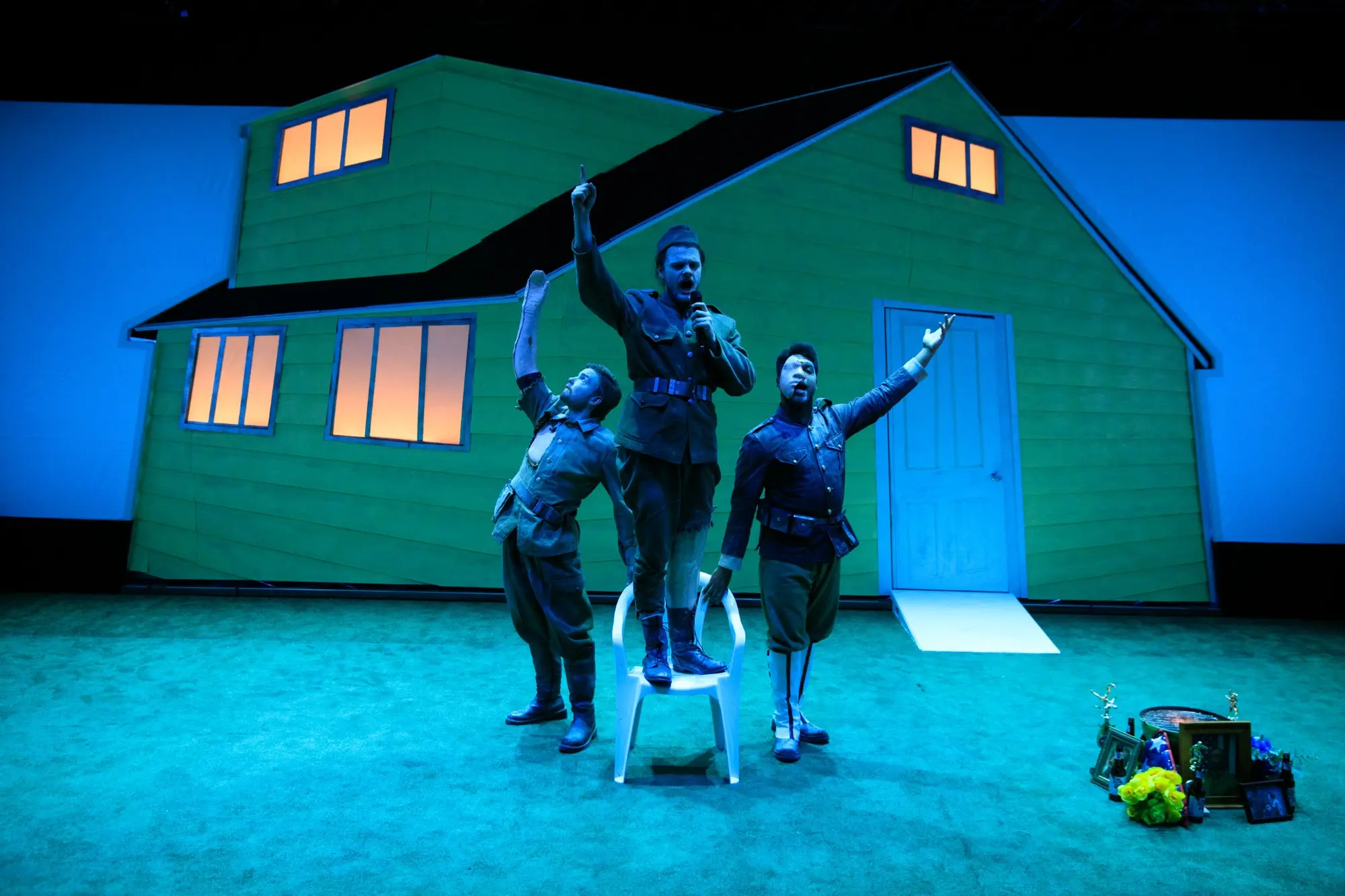 Herakles raises his arms before the family home
